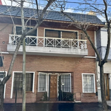 VENTA CASA 4 AMBIENTES CON PATIO Y PARRILLERO EN GERLI OESTE