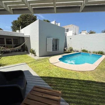 Casa en venta 3 dorm barrio Jardin con Quincho y Pileta