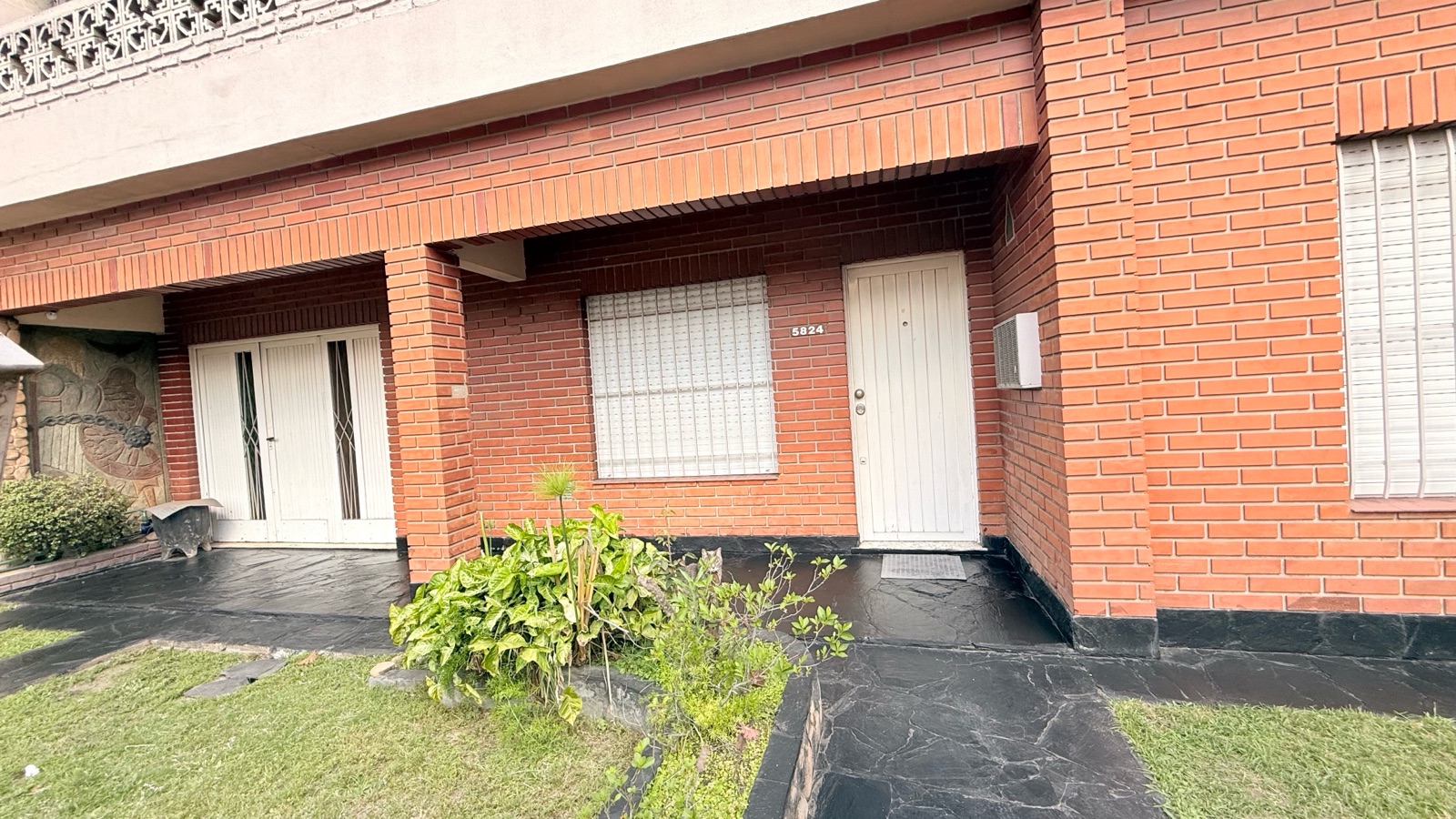 Casa Multifamiliar de 6 Ambientes con Cochera Doble y Patio en Villa Luzuriaga - Principal