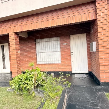 Casa Multifamiliar de 6 Ambientes con Cochera Doble y Patio en Villa Luzuriaga