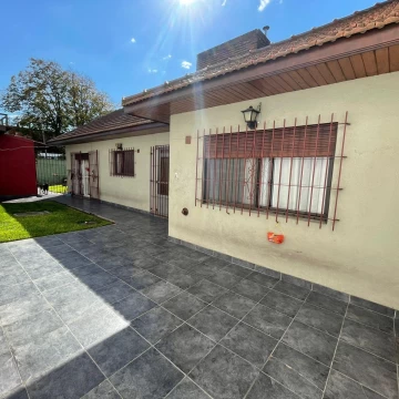 Venta Casa 3 ambientes con Cochera y 2 Patios