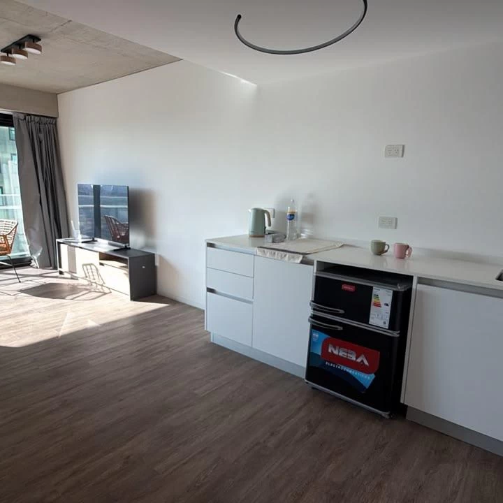 Monoambiente equipado con balcón en piso alto en Quartier del Bajo - Puerto Madero