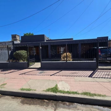 VENTA DE CASA - 160 m² CUBIERTOS  BARRIO 1 DE MAYO