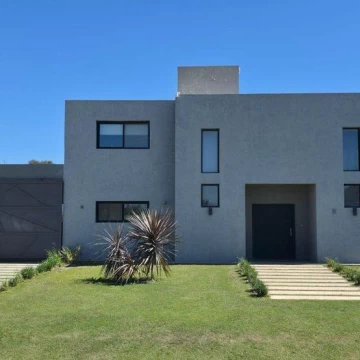 VENTA CASA ESTACION DEL CARMEN 4 DORM PILETA