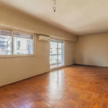 Tres Ambientes  con dependencia, cochera y baulera en Barrio Norte.