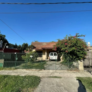 VENTA Casa 3 ambientes con Gran terraza y Jardin 