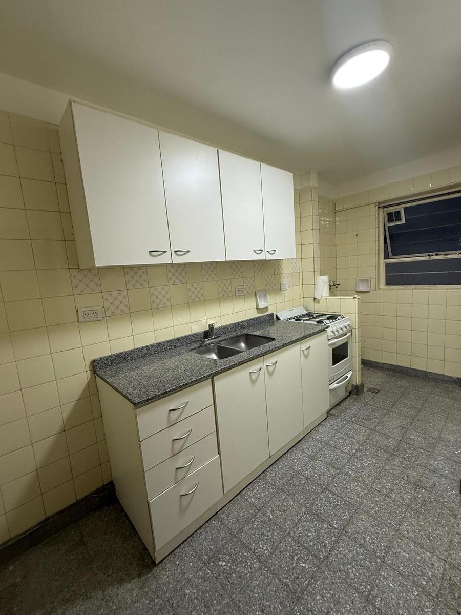 Cocina con Lavadero, ventana hacia Patio