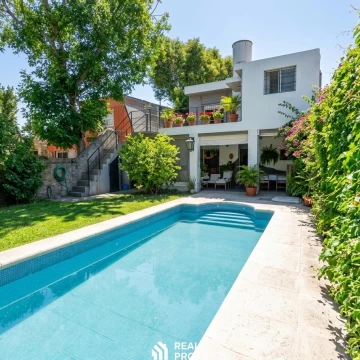 Venta Casa Hurlingam 2 Plantas 7 Ambinetes con Pileta y 3 cocheras