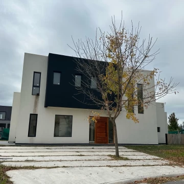 Venta casa de 6 ambientes en Haras de Santa Maria, Escobar