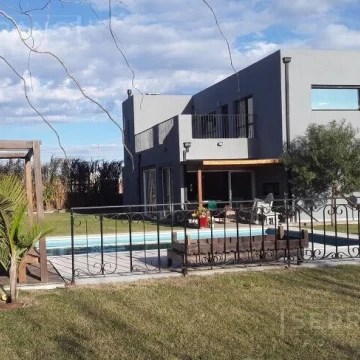 Casa 4 dormitorios, 1 master, Playroom, Piscina, Venta en San Matias, Escobar