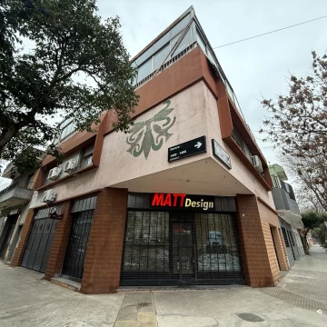 Casa en 1er piso con cochera y dos locales comerciales en PB - Vivir con Renta