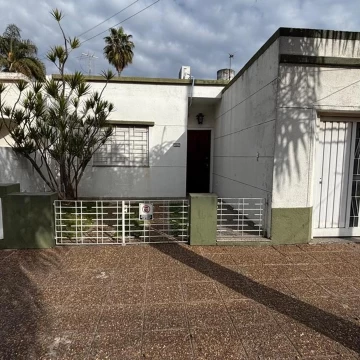 casa 3 ambientes con cochera alquiler Ramos Mejia