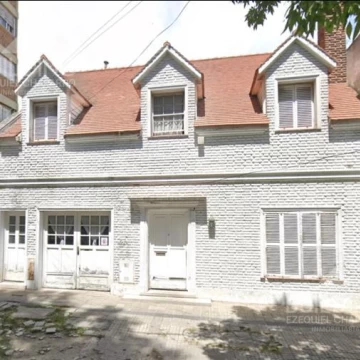 Casa más departamento zona Plaza Paso y Tribunales  en venta en La Plata