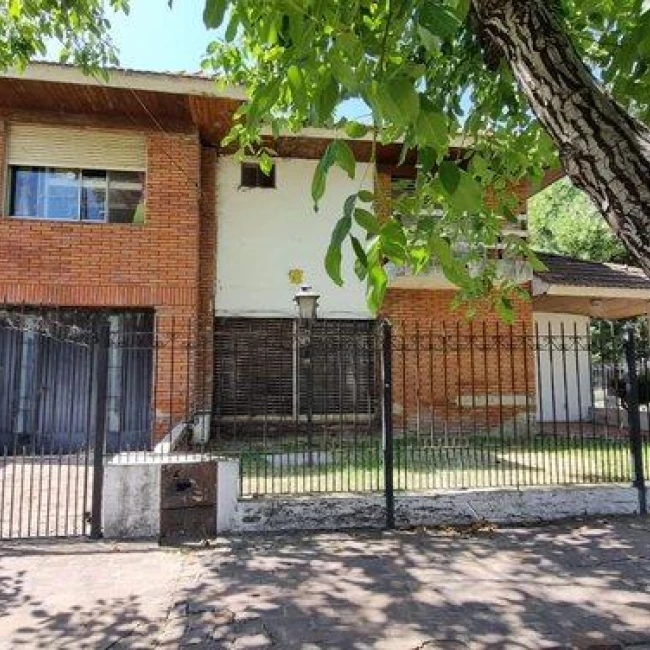 VENTA CASA 4 AMBIENTES . ADROGUE