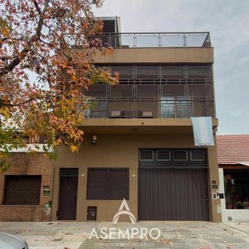 Casa con deposito en Villa del Parque