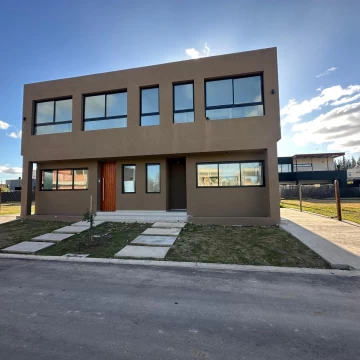 VENTA CASA TIPO DUPLEX 4 AMB. EN PILAR BARRIO SPRINKPARK A ESTRENAR  CON PARRILLA