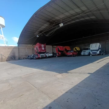 Galpón con oficinas,recepción,cocina,baño con duchas y casa de 4 ambientes con salida a 2 calles