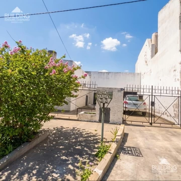 Casa de 4 dormitorios, cochera y departamento independiente en venta en Ensenada