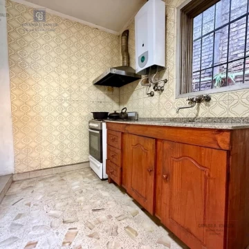 Casa de dos dormitorios y cochera 
