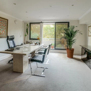 Venta Oficina apta varios destinos en Boulevard Dardo Rocha