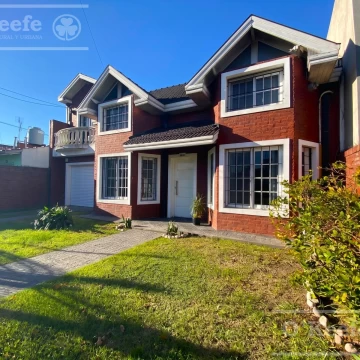 Casa en Venta de 4 ambientes en Berazategui.- Apto Crédito.-