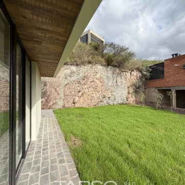 CASA EN VENTA  LA CUESTA - TRES DORMITORIOS A ESTRENAR LOTE PLANO