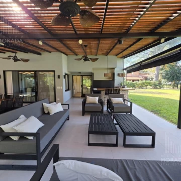 Casa en venta 6 ambientes  con parque y pileta en Country Pilar. Apta credito.