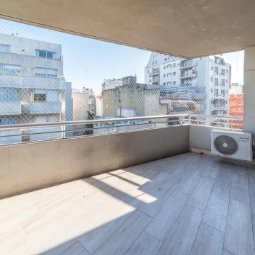 Venta Departamento 4 ambientes Belgrano con balcón aterrazado y parrilla.