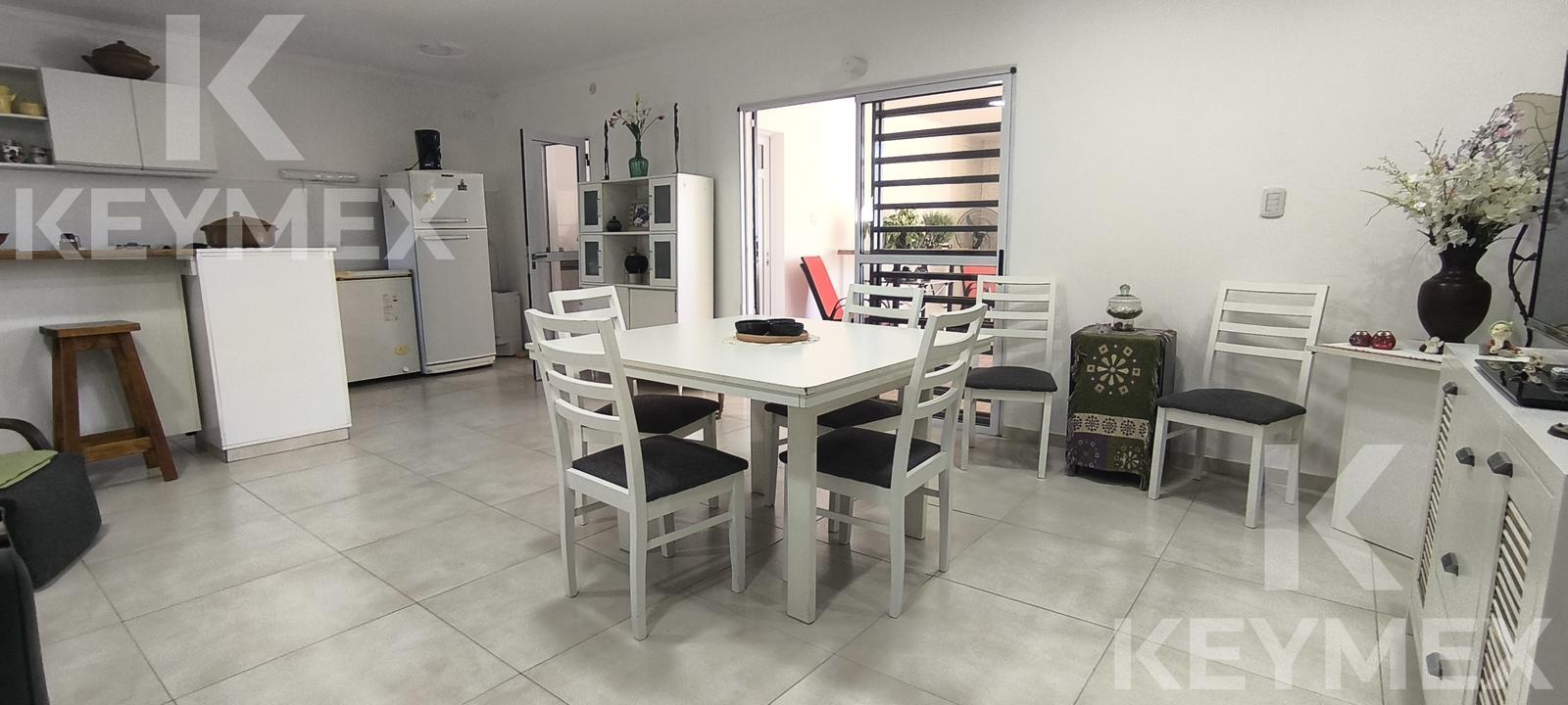 Cocina con mesa diaria y heladera