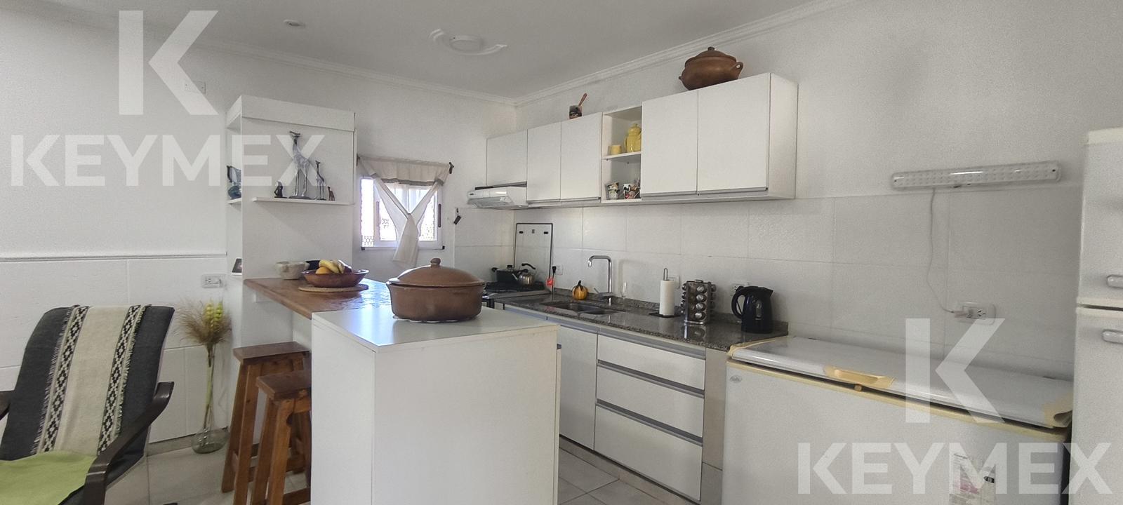 Cocina con mesada y piso a rayas