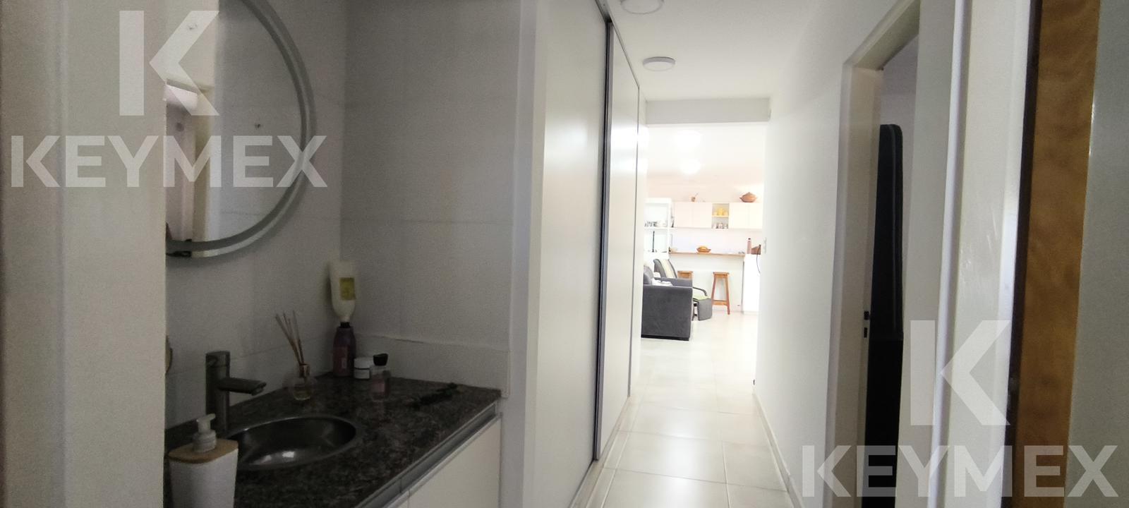 Baño con lavamanos y espejo