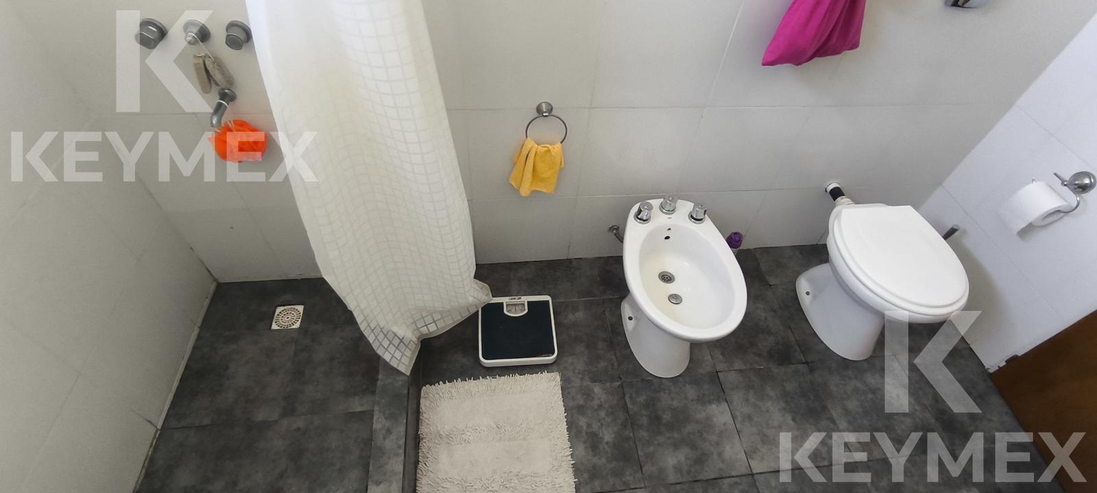 Baño con bañera y cortina de ducha