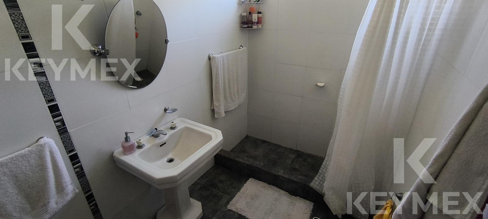 Baño con bacha y espejo ovalado