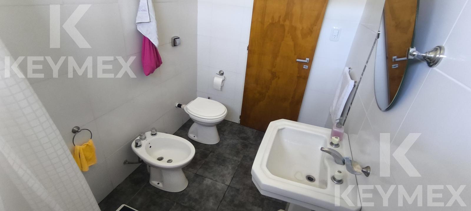 Baño con bidet y bañera
