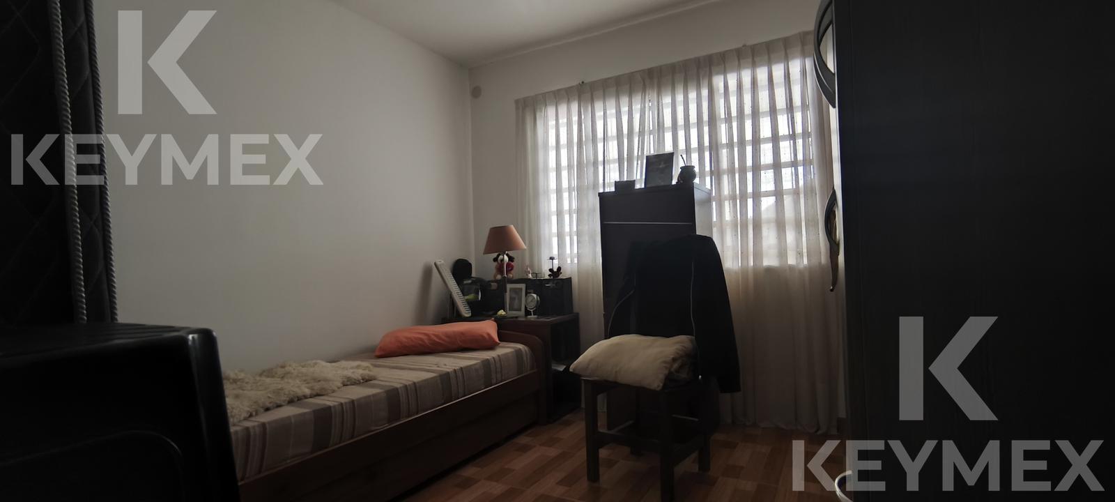 Dormitorio con cama individual