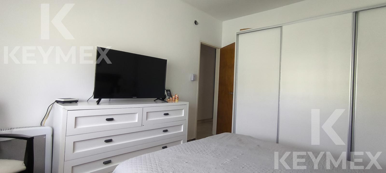 Dormitorio con TV y placard