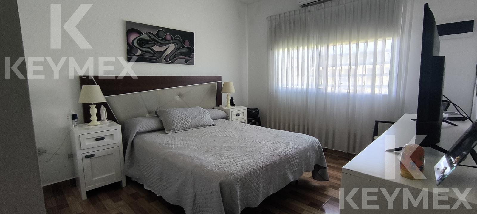 Dormitorio principal con mesitas de luz