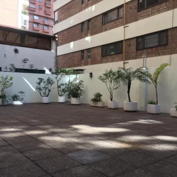 Excelente piso en Belgrano con patio propio y cochera!!