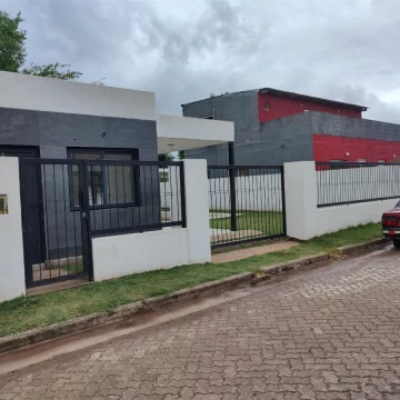 VENTA | PERMUTA - Casa 2 dormitorios, piscina y cochera - Altos de Pellegrini, Roldán.