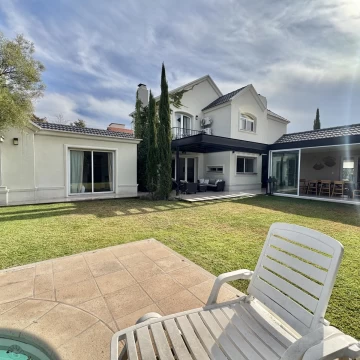 Casa en venta en Barrio Palmares , 5 dormitorios, pileta y cochera triple