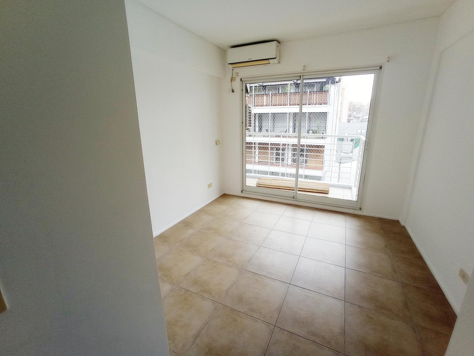 Dormitorio amplio con salida al balcòn