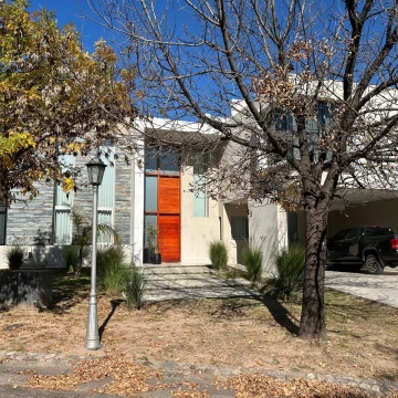 Casa de Categoría en Country Barrancas – 508 m² Reales, 2 Suites y Diseño Premium