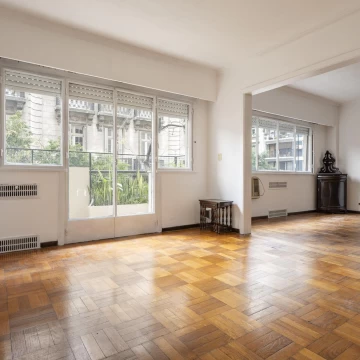 Venta Departamento 4 ambientes al frente con balcón y cochera cubierta en Recoleta