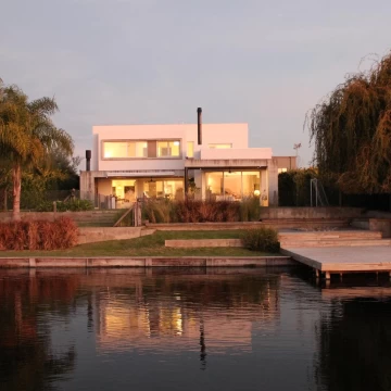 Casa en VENTA a la laguna en la isla