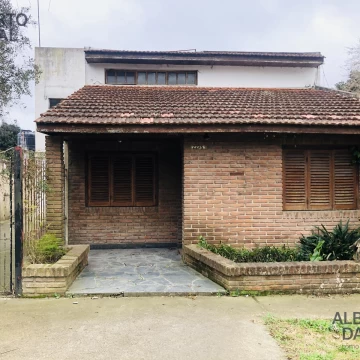 Casa en Venta en 25/453 y 454 City Bell - Alberto Dacal Propiedades