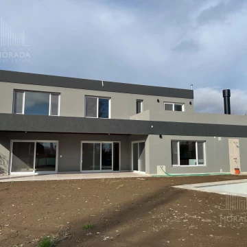 Casa en venta 8 ambientes en barrio cerrado Neuquen