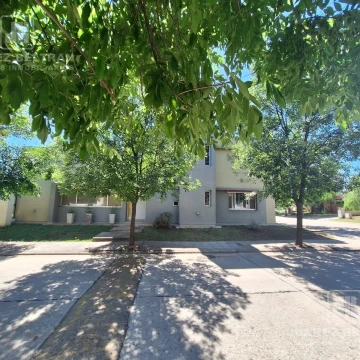 Casa en  Alquiler 3 dorm,3 baños,cochera doble,jardin -Altos de Manantiales-