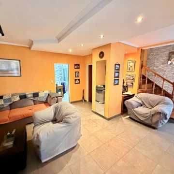 VENTA CASA 4 AMBIENTES CON PATIO Y PARRILLERO EN GERLI OESTE