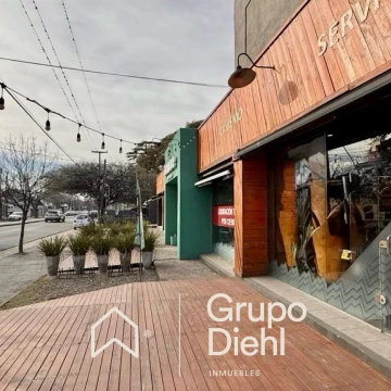 Uno de los locales más imponentes de Recta Martinolli. Gran vidriera. Máxima presencia para tu marca.