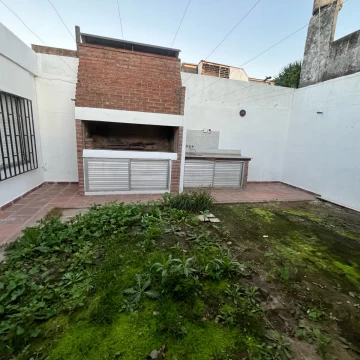 Casa 3 Dormitorios al Frente con Cochera Doble y Parrillero - Mendoza 6100 Rosario